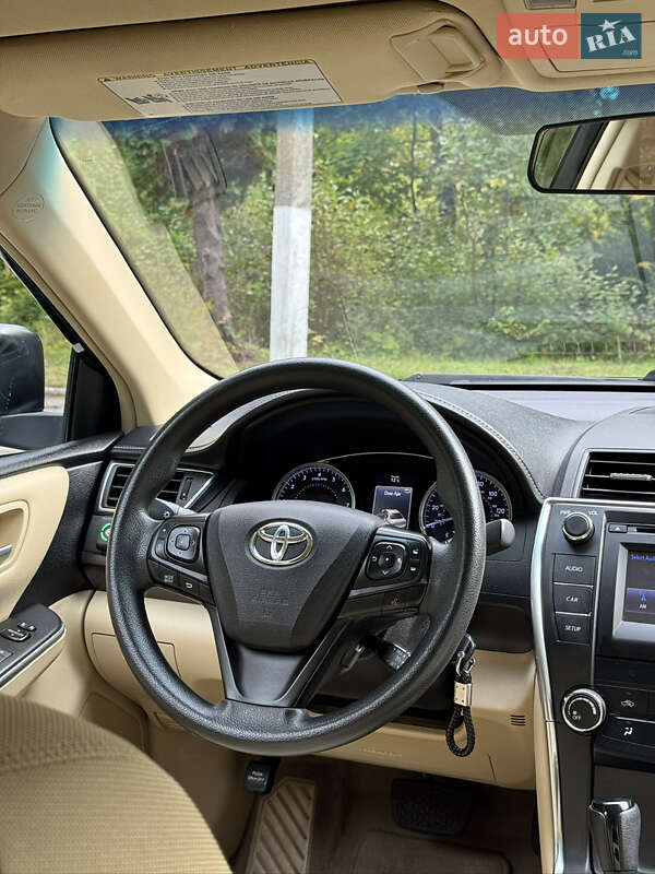 Седан Toyota Camry 2016 в Рівному