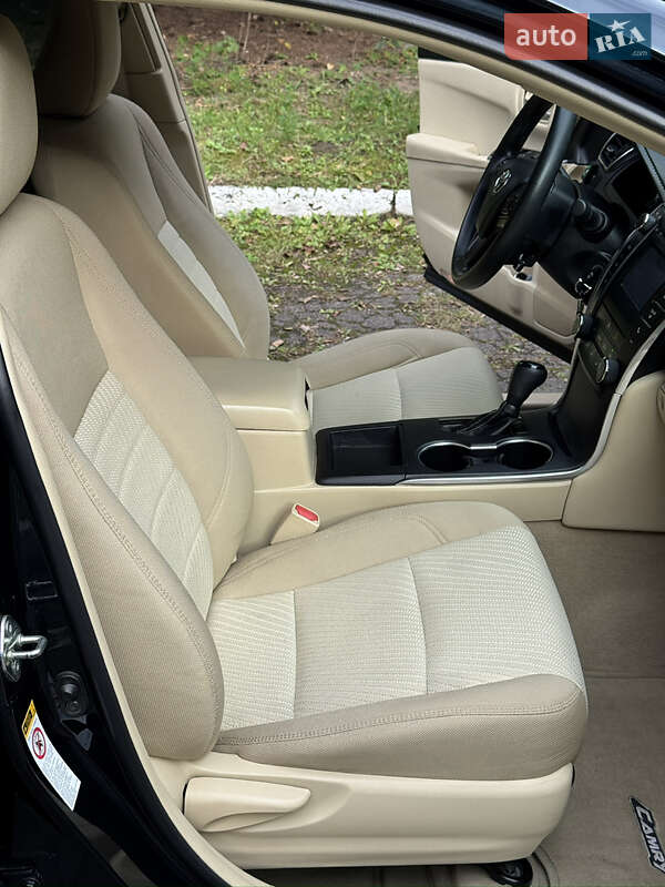 Седан Toyota Camry 2016 в Рівному