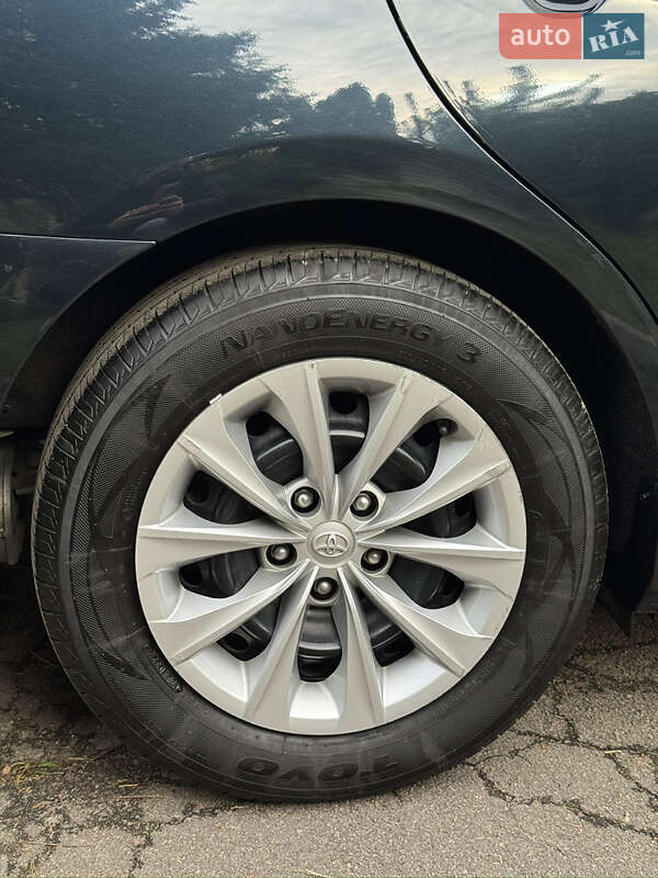 Седан Toyota Camry 2016 в Рівному