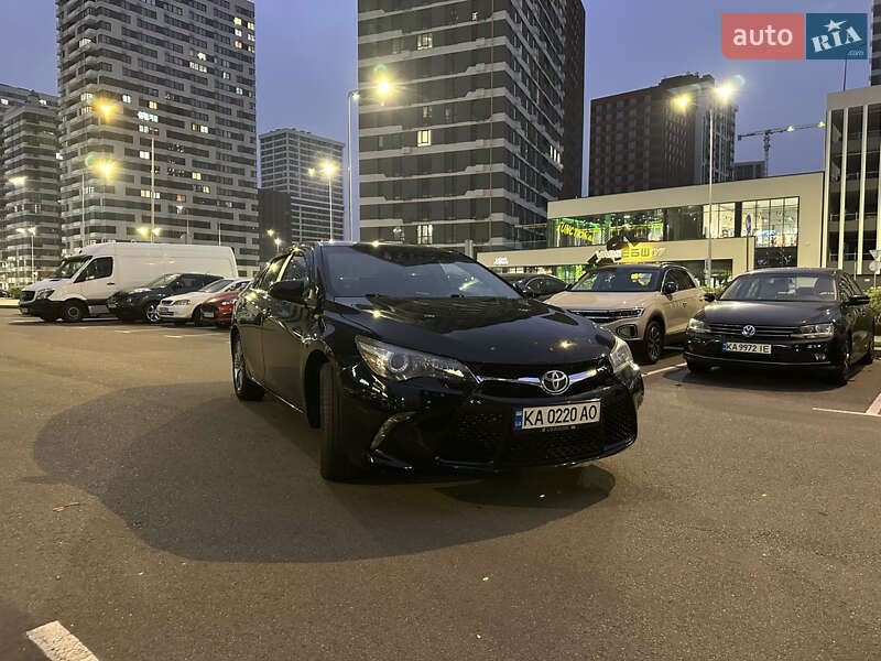 Седан Toyota Camry 2017 в Киеве
