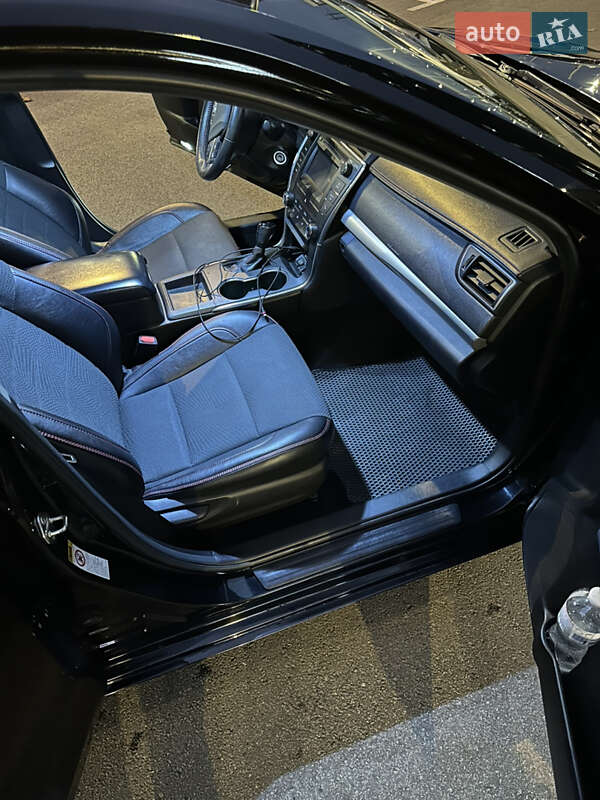 Седан Toyota Camry 2017 в Киеве