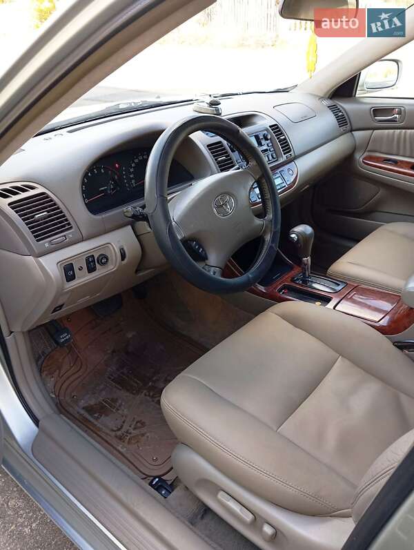 Седан Toyota Camry 2004 в Романове