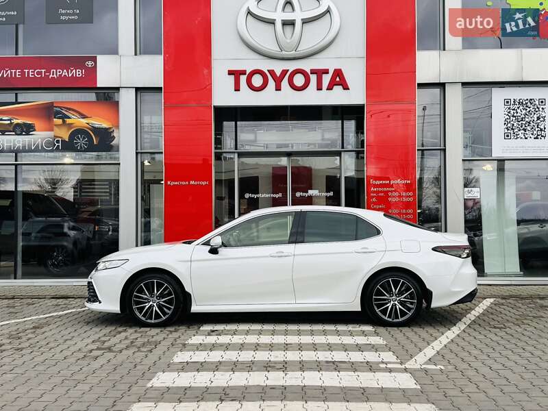 Седан Toyota Camry 2024 в Тернополі