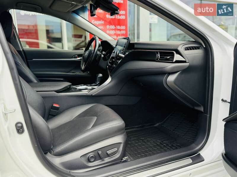 Седан Toyota Camry 2024 в Тернополі