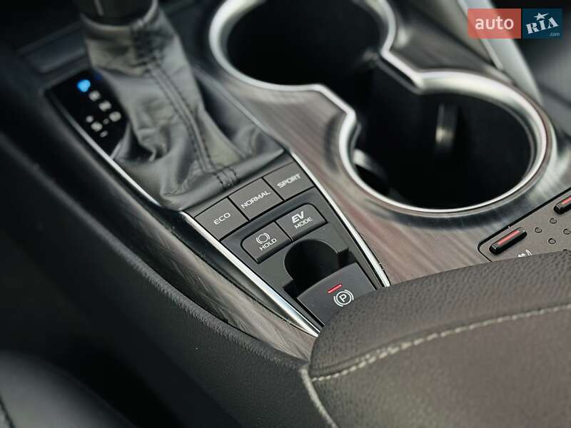 Седан Toyota Camry 2024 в Тернополі