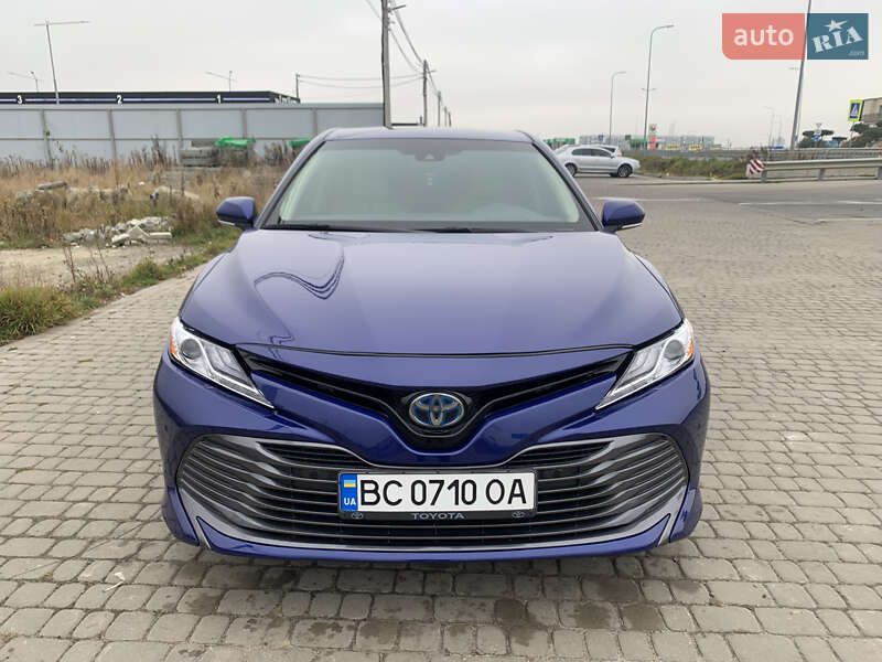 Седан Toyota Camry 2018 в Львове