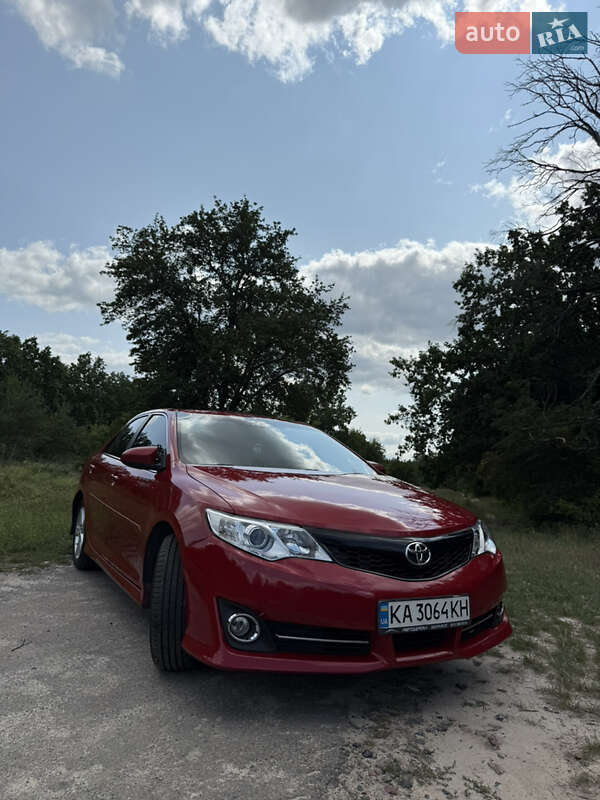 Седан Toyota Camry 2013 в Киеве