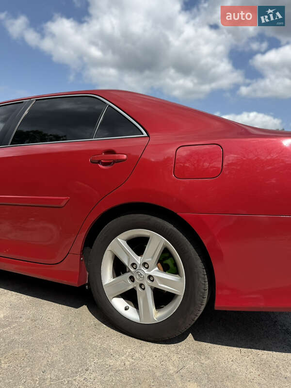 Седан Toyota Camry 2013 в Киеве