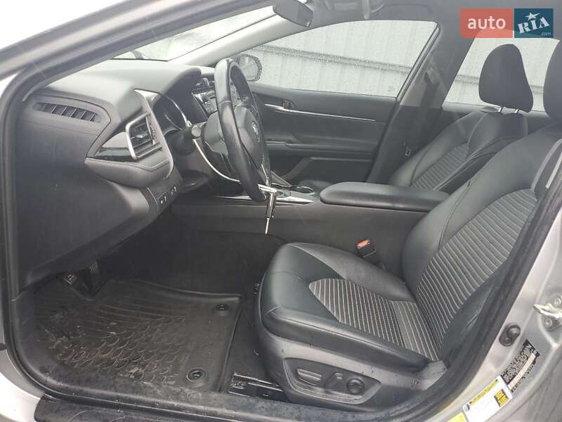 Седан Toyota Camry 2019 в Киеве