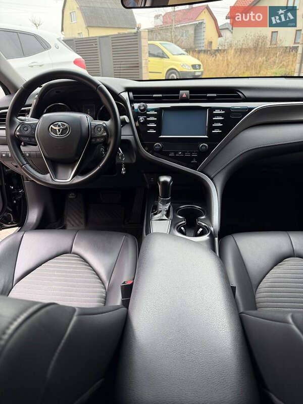 Седан Toyota Camry 2018 в Львове