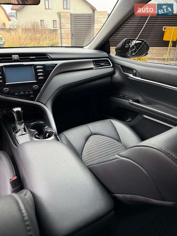 Седан Toyota Camry 2018 в Львове