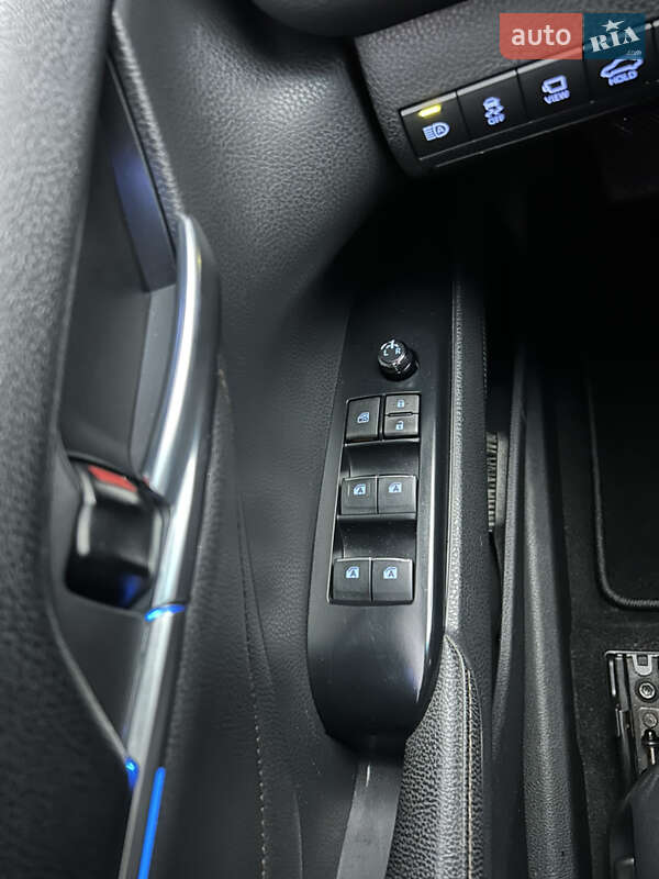 Седан Toyota Camry 2018 в Харкові