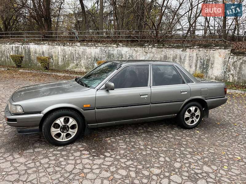 Седан Toyota Camry 1986 в Каменском