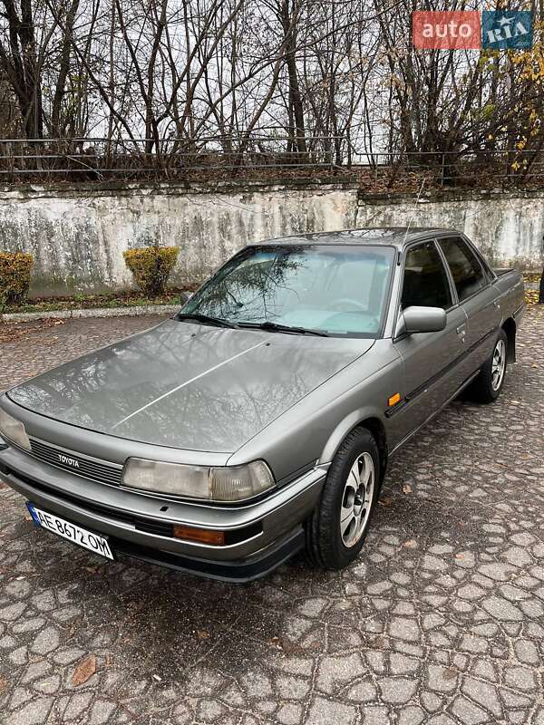 Седан Toyota Camry 1986 в Каменском