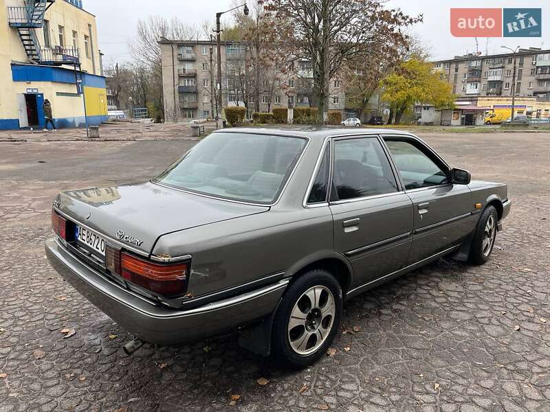 Седан Toyota Camry 1986 в Каменском