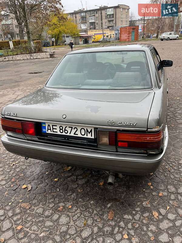 Седан Toyota Camry 1986 в Каменском