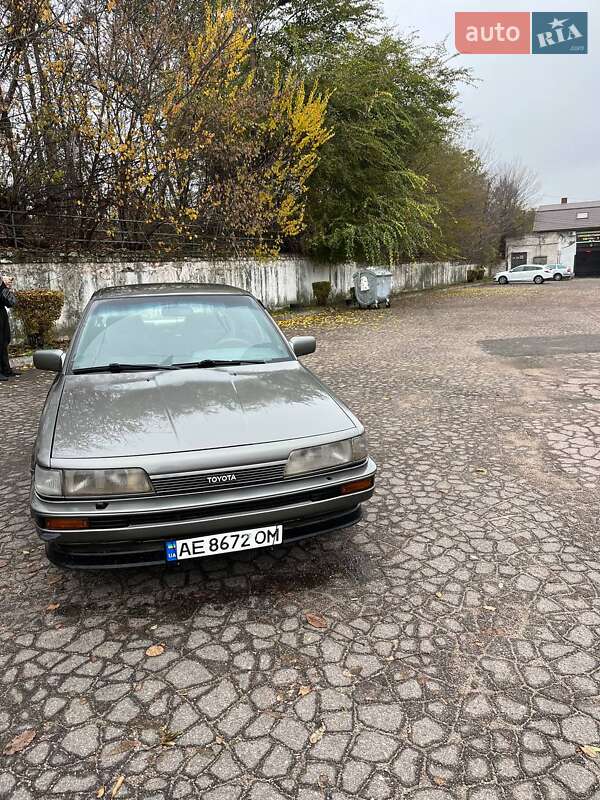 Седан Toyota Camry 1986 в Каменском