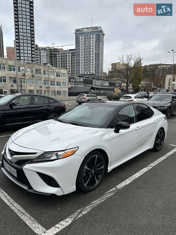 Седан Toyota Camry 2019 в Киеве