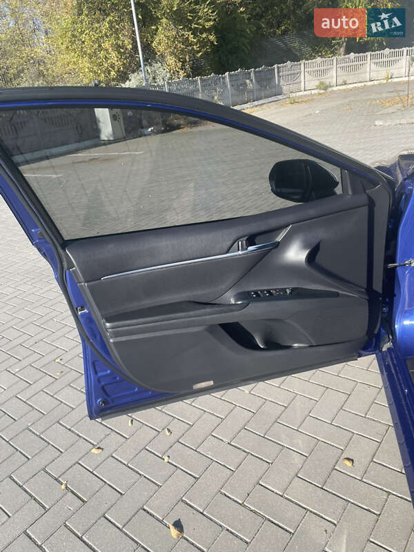 Седан Toyota Camry 2017 в Запорожье