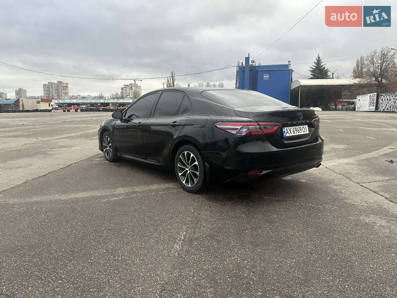 Седан Toyota Camry 2018 в Харькове