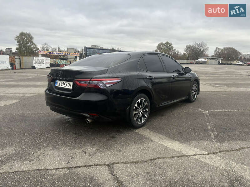Седан Toyota Camry 2018 в Харькове