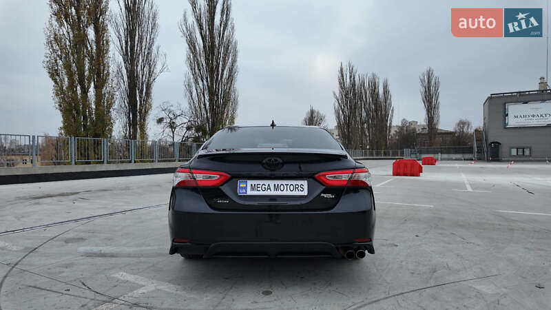 Седан Toyota Camry 2019 в Киеве