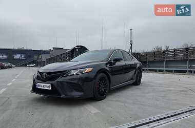 Седан Toyota Camry 2019 в Києві