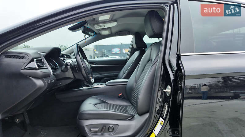 Седан Toyota Camry 2019 в Киеве