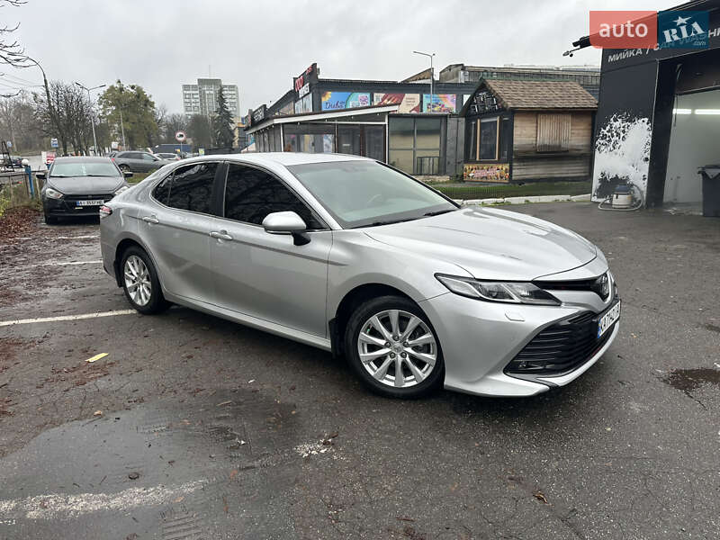 Седан Toyota Camry 2018 в Киеве