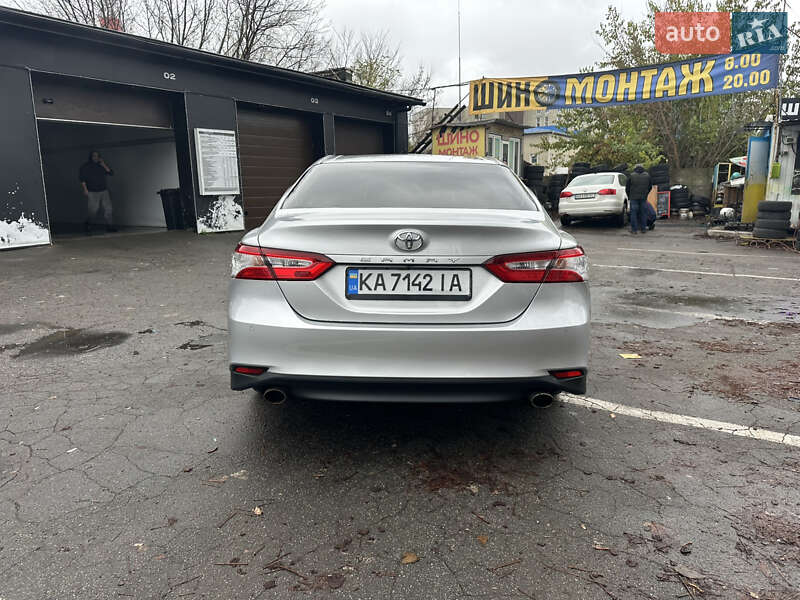 Седан Toyota Camry 2018 в Киеве