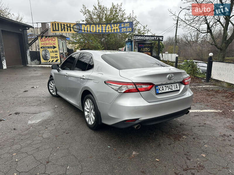 Седан Toyota Camry 2018 в Киеве