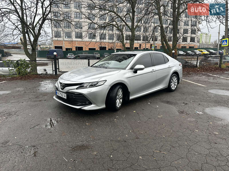 Седан Toyota Camry 2018 в Киеве