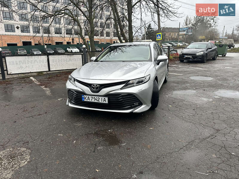 Седан Toyota Camry 2018 в Киеве