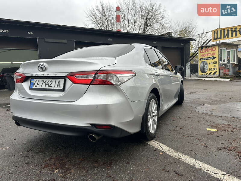 Седан Toyota Camry 2018 в Киеве