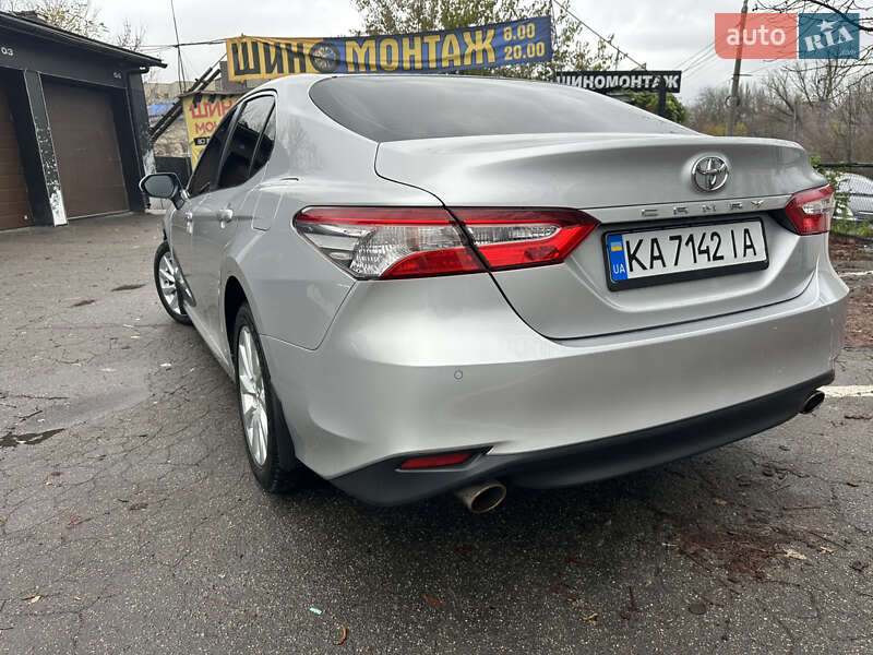 Седан Toyota Camry 2018 в Киеве