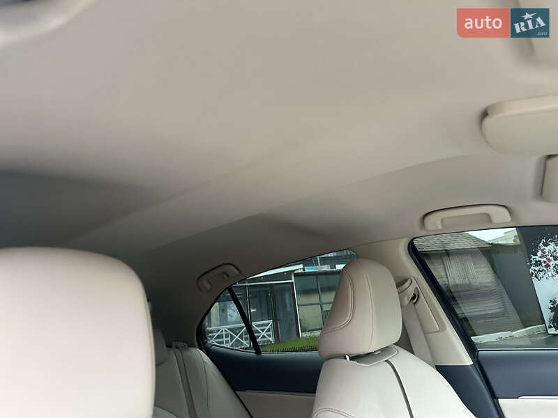 Седан Toyota Camry 2018 в Киеве
