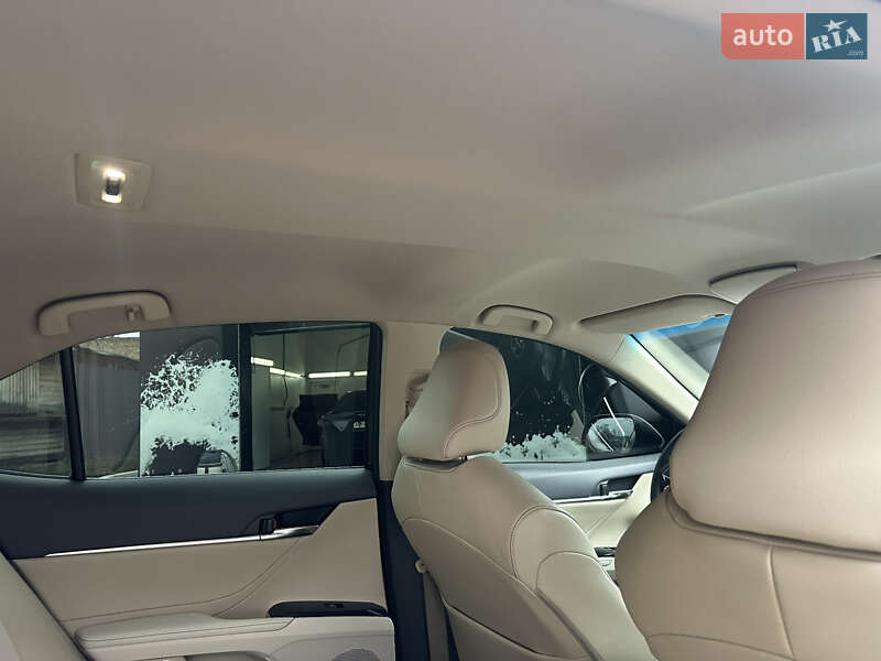 Седан Toyota Camry 2018 в Киеве