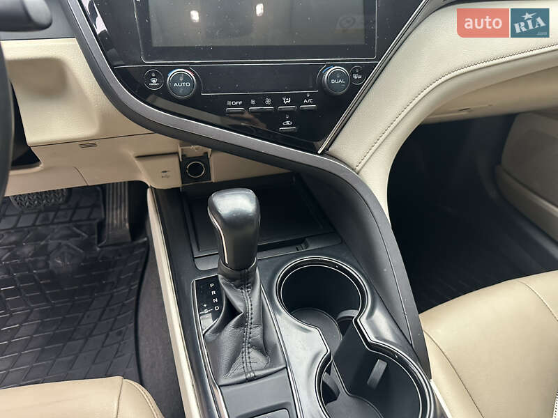 Седан Toyota Camry 2018 в Киеве