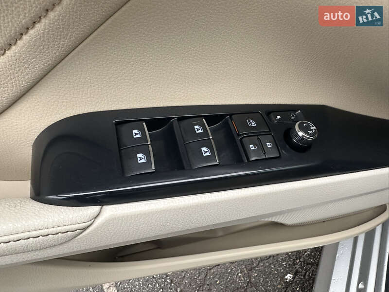 Седан Toyota Camry 2018 в Киеве