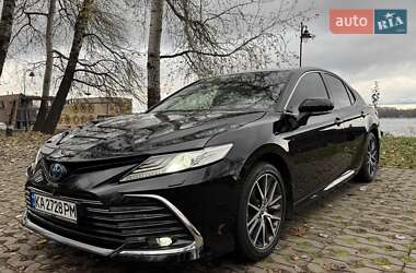Седан Toyota Camry 2023 в Киеве
