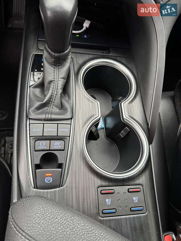 Седан Toyota Camry 2023 в Києві