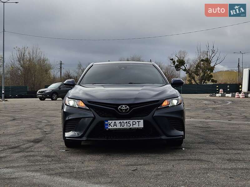 Седан Toyota Camry 2018 в Києві