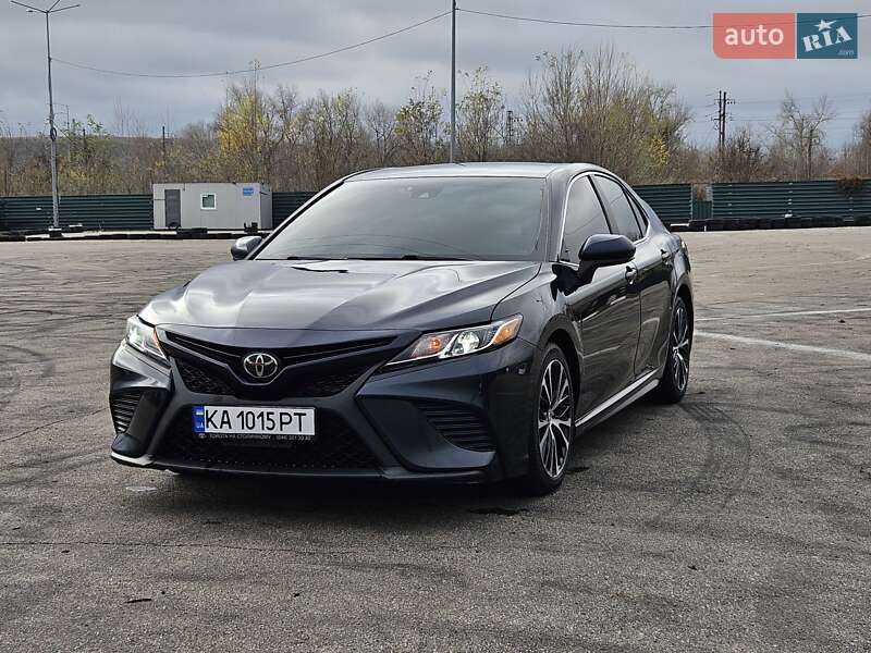 Седан Toyota Camry 2018 в Києві