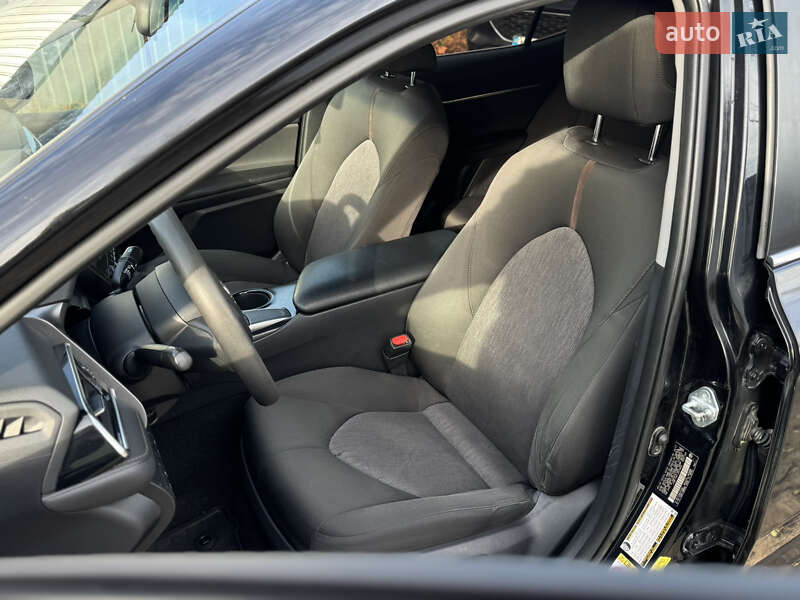 Седан Toyota Camry 2017 в Виннице