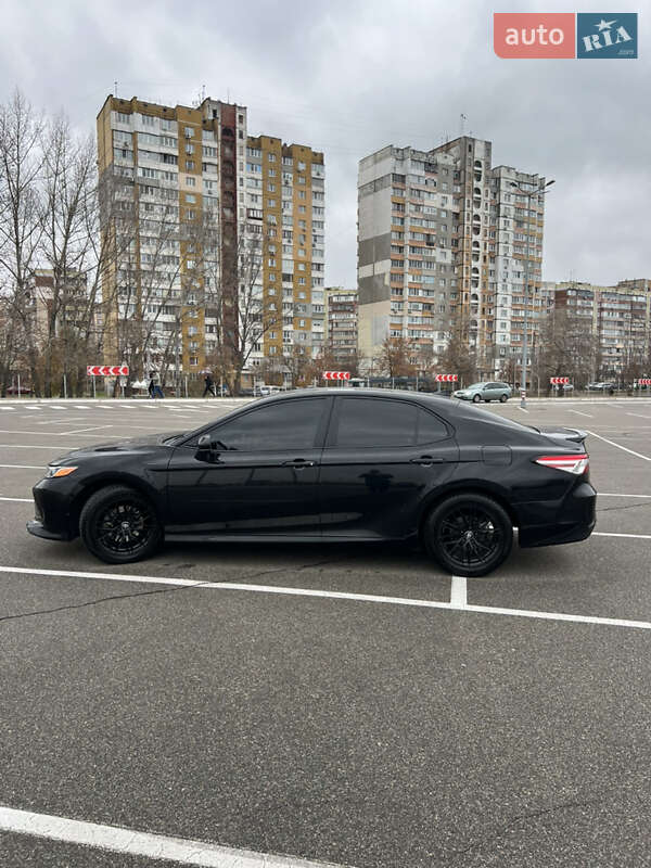 Седан Toyota Camry 2019 в Киеве