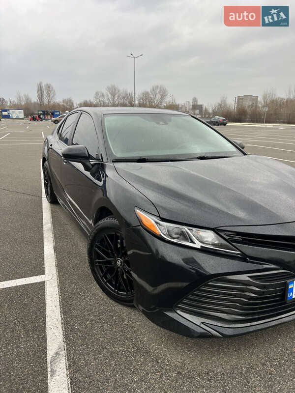 Седан Toyota Camry 2019 в Киеве