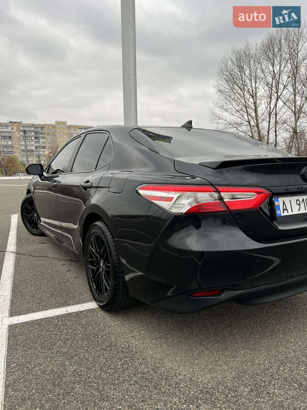 Седан Toyota Camry 2019 в Киеве