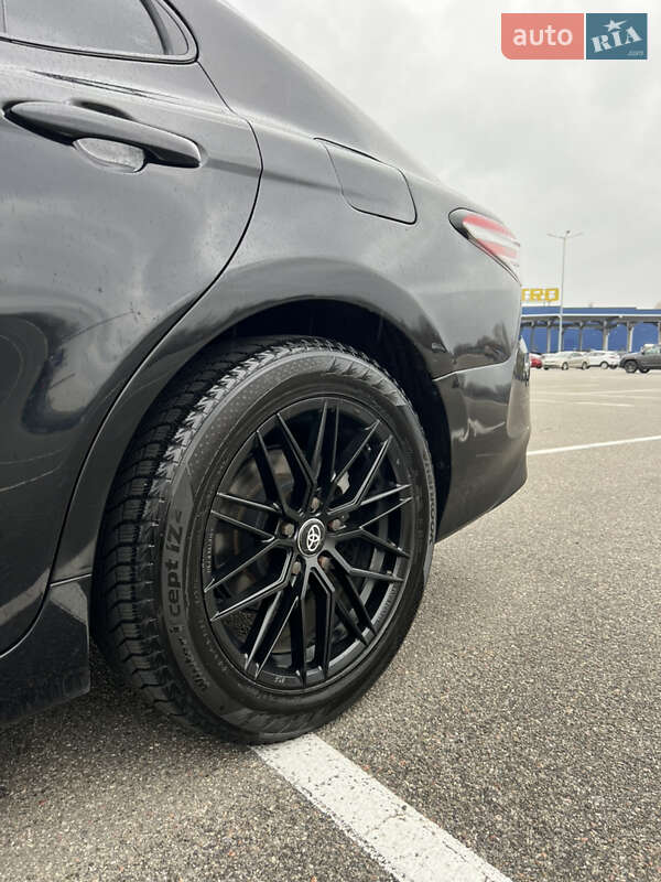 Седан Toyota Camry 2019 в Киеве