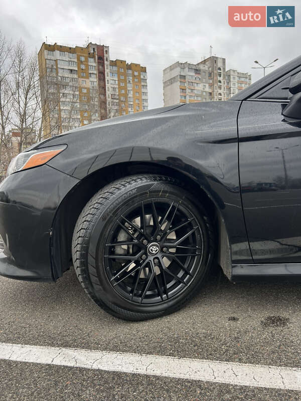 Седан Toyota Camry 2019 в Киеве