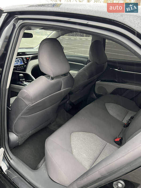 Седан Toyota Camry 2019 в Киеве